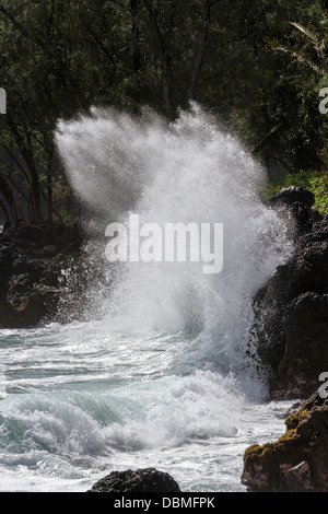 Brechenden Wellen auf Lavafelsen am Strand auf Keanae Halbinsel, auf der Insel Maui in Hawaii. Stockfoto