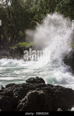 Strand und das Meer Wellen an Keanae Halbinsel, auf Maui in Hawaii. Stockfoto