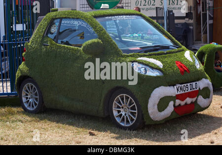 New Forest & Hampshire County Show, in der Nähe von Brockenhurst, Hampshire UK 1. August 2013. Tausende strömen in die Show am letzten Tag, als die Temperaturen steigen und die Sonne scheint. Kunstrasen Smart Auto Kredit: Carolyn Jenkins/Alamy Live News Stockfoto