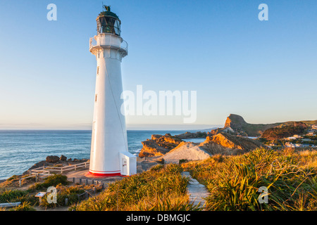 Castlepoint Leuchtturm, Wairarapa, Neuseeland, bei Sonnenaufgang. Stockfoto