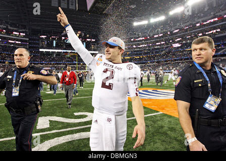 4. Januar 2013 feiert - Arlington, TEXAS, USA - Texas A & M Aggies Johnny Manziel nach der 77. AT&T Cotton Bowl Classic gegen Oklahoma Sooners Freitag, 4. Januar 2013 im Cowboys Stadium in Arlington, Texas statt. Die Aggies gewann 41-13. (Kredit-Bild: © San Antonio Express-News/ZUMAPRESS.com) Stockfoto