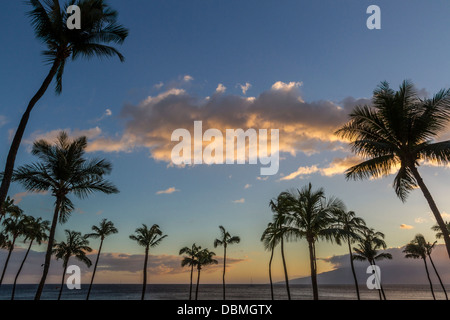 Blick auf den Sonnenuntergang am auf der Insel Maui in Hawaii. Stockfoto