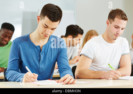 Viele Studenten sitzen in Universität Klasse Vortrag und lernen Stockfoto