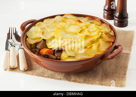 Lancashire Hotpot - regionale Spezialität Lancashire Hotpot, Lamm und Gemüse garniert mit in Scheiben geschnittenen Kartoffeln und Ofen gebacken... Stockfoto