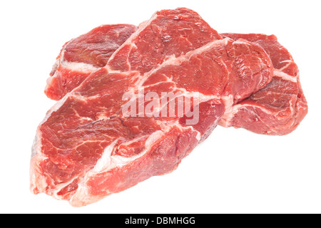 Klinge Steak Raw - zwei Stücke des oberen Klinge Rindersteak, geeignet zur Herstellung von Eintopf, isoliert auf weiss, vorne und hinten Fokus. Stockfoto