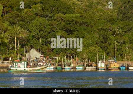 Fischer Kolonie auf der Südseite der Bucht von Balneario Camboriu Stockfoto