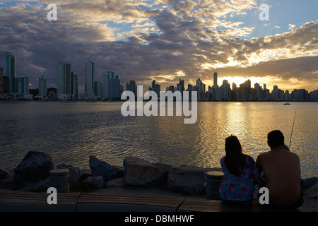 Abend-Blick über die Skyline von der Badeort Balneario Camboriu Stockfoto