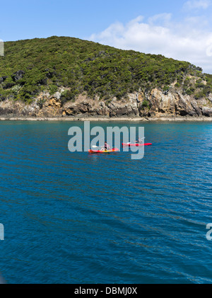 dh Urupukapuka Island BAY OF ISLANDS NEW ZEALAND NZ Two Männer paddeln Kajak Kanus Kanu Stockfoto