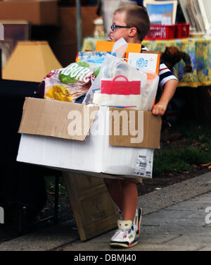 1. August 2013 - Covington, Kentucky, USA - acht Jahre alten helfen COLTIN VALANDINGHAM, seine Mutter, die dort stand. Auf Donnerstag, 1. August 2013. In Main Straße Dorf. Als sie startklar für das längste Yard Sale in Covington, Kentucky aufstehen (Credit-Bild: © Ernest Coleman/ZUMAPRESS.com) Stockfoto