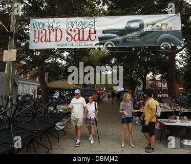 1. August 2013 - Covington, Kentucky, USA - Menschen machen zurecht Main Straße Dorf in Covington, Kentucky. Am Donnerstag, 1. August. 2013. suchen, was am ersten Tag der weltweit längste Yard Sale entlang den USA 127 kaufen. Das ist am 1. Aug 4 von 08:00 bis 16:00 ...jeder Tag. (Kredit-Bild: © Ernest Coleman/ZUMAPRESS.com) Stockfoto