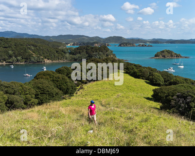 dh Urupukapuka Island BAY OF ISLANDS NEUSEELAND Frau Tourist Wandern Fußweg Erkunden Insel Urlaub Menschen wandern Stockfoto