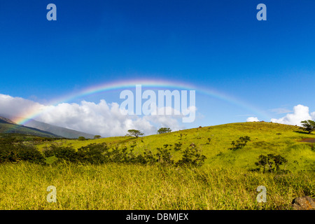 Regenbogen über die Piilani Autobahn auf der Insel Maui in Hawaii. Stockfoto