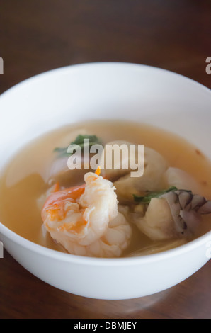 Thailändische scharf-würzige Suppe Meeresfrüchte mit Garnelen- Stockfoto