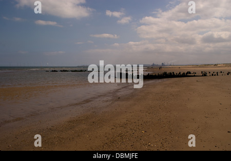 Historisches Wrack Holz- Boot Schiffbruch durch das Meer bei Seaton Carew Hartlepool aufgedeckt am Strand Stockfoto