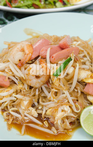 Top Anzeigen Pad Thai, rühren gebratene Nudeln mit Garnelen, Wurst, Ei und Gemüse Stockfoto