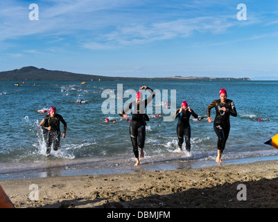 dh Waitemata Harbour AUCKLAND NEUSEELAND NZ Damen Schwimmer Schlaganfall Und Stride Schwimmen Schwimmen Lauf Rennen Strand Mission Bay Triathlon Frauen im offenen Wasser Stockfoto