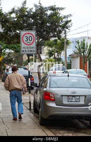 Höchstgeschwindigkeit 30 km/h-Schild im Stadtteil Miraflores in Lima, Peru. Stockfoto