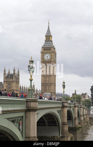 Blick vom fernen Ende des Westminster Bridge mit Blick auf Big Ben in der Ferne Stadt London England Stockfoto