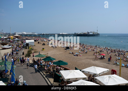 Eine sehr überfüllten Brighton Beach an einem heißen Sonntag sonnig. Brighton. Bild von Julie Edwards Stockfoto