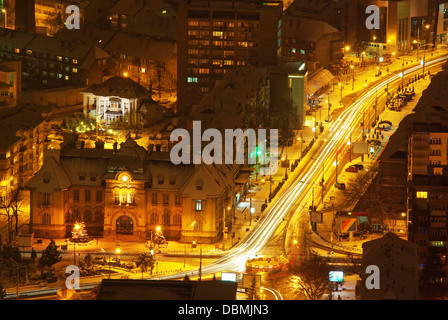 Nachtverkehr auf Straßen Piatra Neamt (Rumänien) Stockfoto