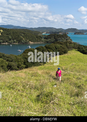 dh Urupukapuka Island BAY OF ISLANDS NEUSEELAND Frau Tourist zu Fuß Pfad erkunden Insel Urlaub allein Menschen Stockfoto