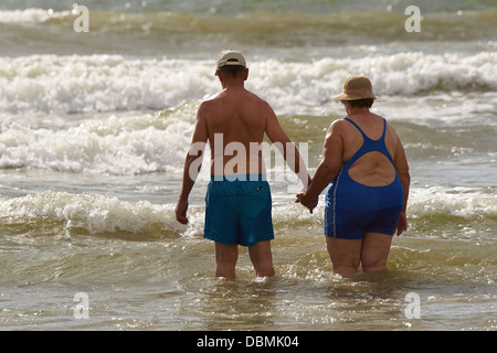 Nehmen ein Bad in den Wellen Stockfoto