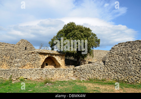 Gordes "Village des Bories" Vaucluse Abteilung von Frankreich landwirtschaftliche Wirtschaftsgebäude "Les Savournins" als ein historisches Denkmal Stockfoto