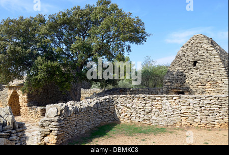 Gordes "Village des Bories" Vaucluse Abteilung von Frankreich landwirtschaftliche Wirtschaftsgebäude "Les Savournins" als ein historisches Denkmal Stockfoto