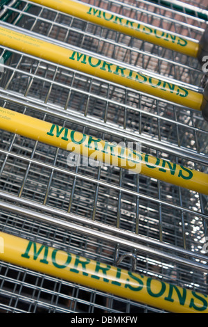 Einkaufswagen vor britischen Supermarkt-Kette Morrisons. Stockfoto