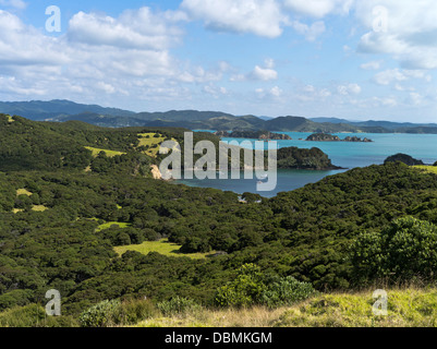 dh Urupukapuka Island Bucht der Inseln Neuseeland Aussicht auf Inseln und verankerte Segelboote und Yachten Stockfoto