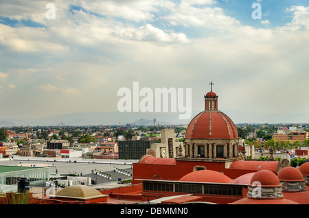 Blick auf die Verbindung, die Basilika von Guadalupe enthält Stockfoto