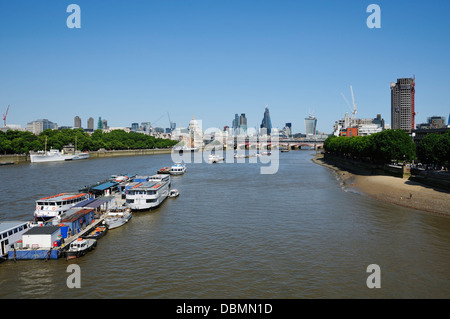 Panoramablick auf London und die Themse im Sommer von der Waterloo Bridge aus mit Blick nach Osten in Richtung Stadt Stockfoto