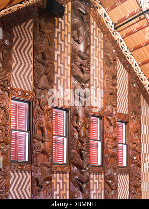 Dh Waitangi Treaty Grounds BUCHT DER INSELN NEUSEELAND Whare Runanga Innenraum Maori Meeting House Schnitzereien Schnitzerei marae Kultur Stockfoto