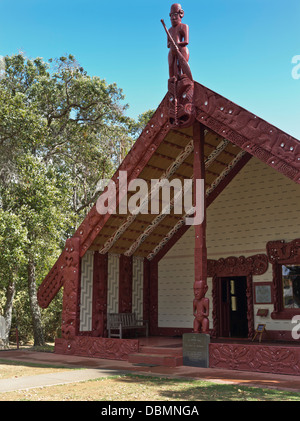 Dh Waitangi Treaty Grounds BUCHT DER INSELN NEUSEELAND Whare Runanga Maori Meeting House Schnitzereien marae Carving home Stockfoto