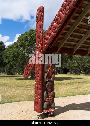 Dh Waitangi Treaty Grounds BUCHT DER INSELN NEUSEELAND Maori boot Halle geschnitzten Beiträge Carving Stockfoto