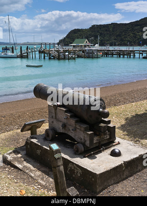 dh Russell Bucht der Inseln Neuseeland Bucht Pier Strand Boote Kanone Kanonen Stockfoto
