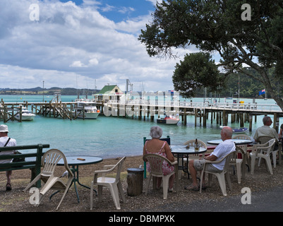 dh Russell Bucht der Inseln Neuseeland älteres Ehepaar entspannende Cafe Tisch Mole Boote Stockfoto