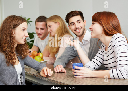 Glückliche Schüler eine Kaffee-Pause im Pausenraum Stockfoto