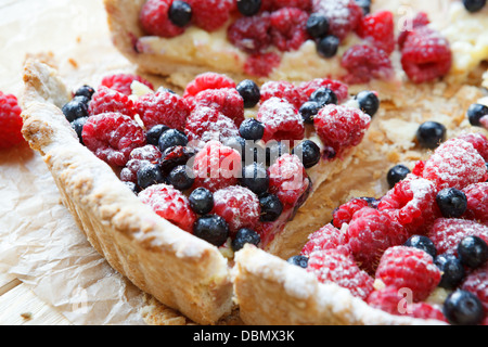 Sommer Beere Torte mit Sahne Pudding, Essen Stockfoto