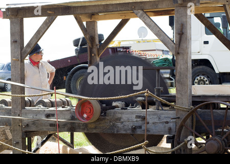 Vintage tragbare Log sahen arbeiten Traktor Motor angetrieben Stockfoto