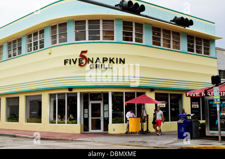 Farbenfrohe Gebäude im Art-Deco-Stil in South Beach Miami, Florida, USA. 5 Serviette Grill Restaurant. Stockfoto