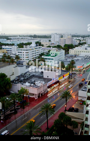 Draufsicht auf die Straße und die Geschäfte an der Collins Avenue in Miami Beach Florida an einem regnerischen Nachmittag dunkel. Stockfoto