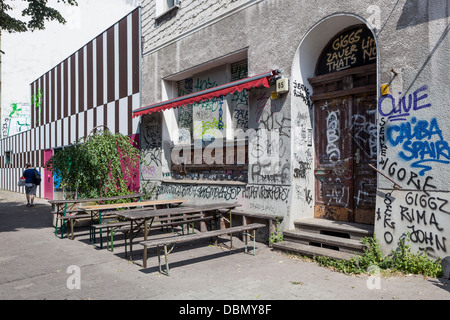 Die Happy-Shop und ein altes Gebäude in Torstarsse, eine Mischung aus alt und neu, Gentrifizierung und Verfall - Mitte, Berlin Stockfoto