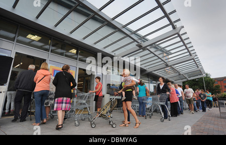 SHOPPER-WARTESCHLANGE FÜR DIE ERÖFFNUNG EINER NEUEN ALDI SUPERMARKT UK WIEDER EINKAUFEN SCHNÄPPCHEN SUPERMÄRKTE GESCHÄFTE WIRTSCHAFT EINKOMMEN WERT UK Stockfoto