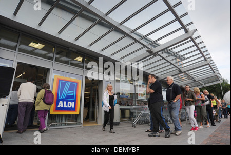 SHOPPER-WARTESCHLANGE FÜR DIE ERÖFFNUNG EINER NEUEN ALDI SUPERMARKT UK WIEDER EINKAUFEN SCHNÄPPCHEN SUPERMÄRKTE GESCHÄFTE WIRTSCHAFT EINKOMMEN WERT UK Stockfoto