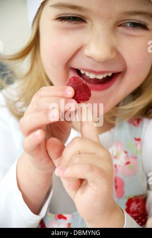 Kleines Mädchen herumalbern mit Himbeeren, München, Bayern, Deutschland Stockfoto