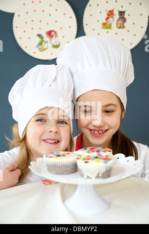 Zwei kleine Mädchen tragen Kochmütze, München, Bayern, Deutschland Stockfoto