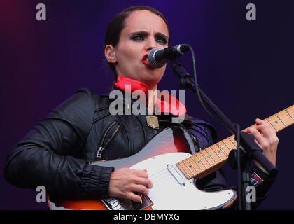 Anna Calvi auf des Obelisk Arena Hauptbühne Latitude Music and Arts Festival statt, auf dem Landgut Henham in Suffolk - Tag 3 Suffolk, England - 17.07.11 Stockfoto