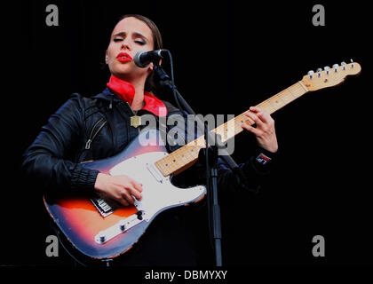 Anna Calvi auf des Obelisk Arena Hauptbühne Latitude Music and Arts Festival statt, auf dem Landgut Henham in Suffolk - Tag 3 Suffolk, England - 17.07.11 Stockfoto