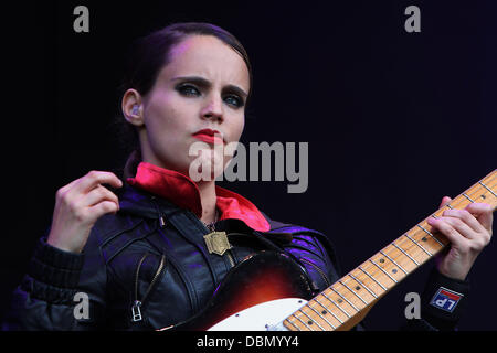 Anna Calvi auf des Obelisk Arena Hauptbühne Latitude Music and Arts Festival statt, auf dem Landgut Henham in Suffolk - Tag 3 Suffolk, England - 17.07.11 Stockfoto